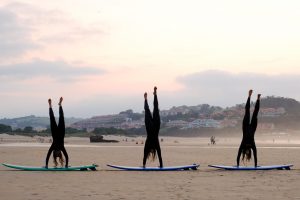 Ejercicios calentamiento campamento de surf Cantabria