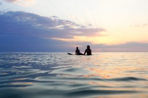 Atardecer sobre tabla de surf Moliets