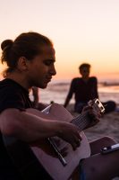 Tocando instrumentos en la playa en Moliets