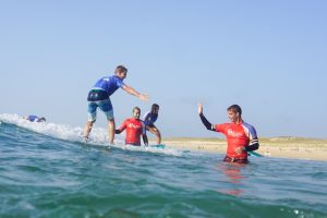 Uno de los primeros logros cuando se aprende a surfear Primer logro aprender surf Junior Surf camp
