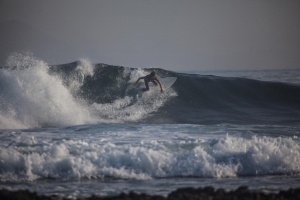 Gabri surfeando