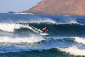 Nuno surfeando