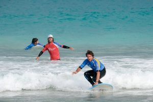 Apprendre à surfer Surfeurs débutants en Cantabrie