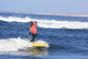 Pol disfrutando de olas pequeñas Pol disfrutando de olas pequeñas
