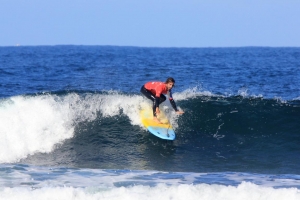 Pol surfeando con la tabla al revés