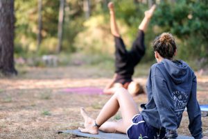 Pura relajación mientras practicas yoga en el bosque Pura relajación mientras practicas yoga en el bosque de pinos