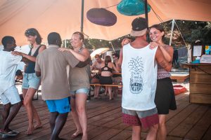 Clase de salsa en el campamento Clase de salsa en Le Pin Sec