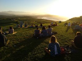 Disfrutando de las vistas al atardecer Surf camp Cantabria