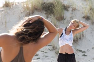 Yoga en la playa de Le Pin Sec Yoga Surf camps Le Pin Sec