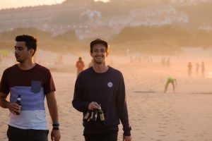 Campamentos de surf Cantabria en la playa de San Vicente de la Barquera