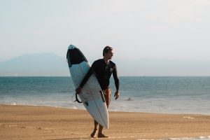 Surfista con su tabla en la playa de Moliets