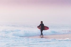 Surfista camino al mar en Le Pin Sec Surfista camino al mar en Le Pin Sec