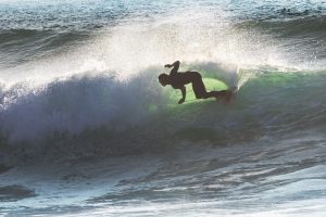 Surfeando en Le Pin Sec Surfista Le Pin Sec