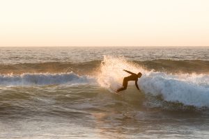 Surfista surfeando en Mpliets