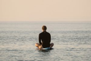 Surfista esperando las olas Surfista esperando las olas