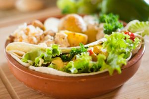 Nuestros cocineros del campamento preparan deliciosas comidas todos los días. cocineros del campamento de surf junior Francia
