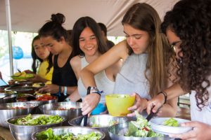 Buffet variado en el surf camp Buffet variado en el surf camp junior Moliets