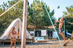 Volley playa en el campamento Volley playa en el campamento de surf Vieux Boucau