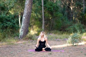 Yoga en el bosque de pinos