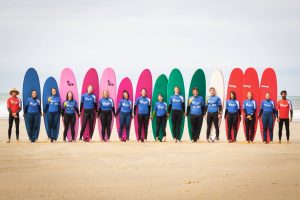 Dos grupos de surf felices después de clases de surf en Le Pin Sec