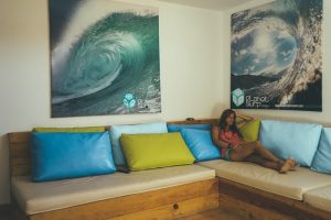 Zona chill-out interior Surfhouse Fuerteventura descanso