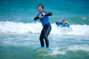 "Like" al surf Surfeando escuela de surf adolescentes
