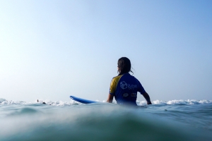 Esperando la ola Curso de surf en Le Pin Sec