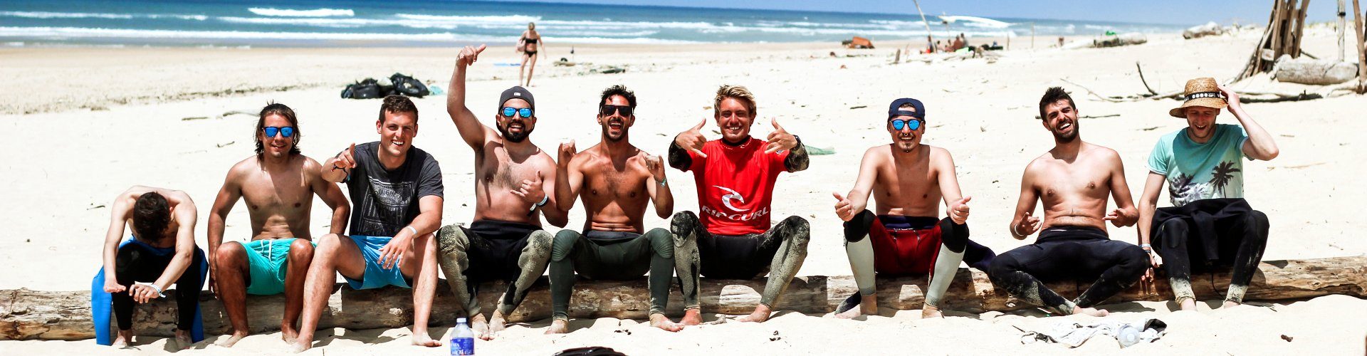 Comenzando la clase de surf en la playa de Francia