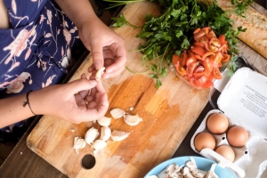 cocinando juntos en el campamento de surf Fuerteventura