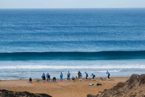 Dry exercises in the surfing course on Fuerteventura