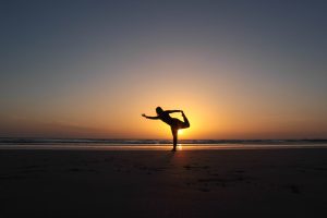 Yoga am Strand surf camp marruecos taghazout yoga