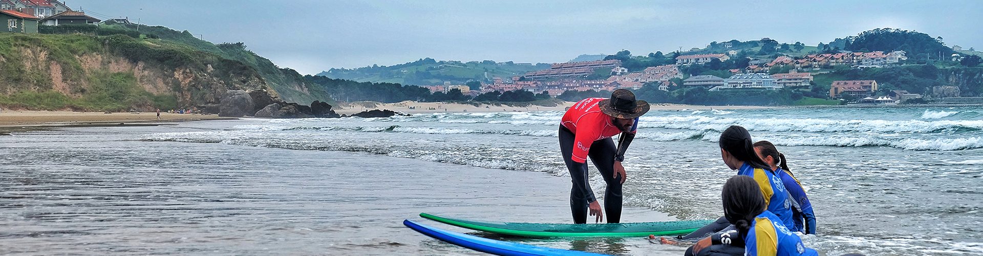 practicando surf en España