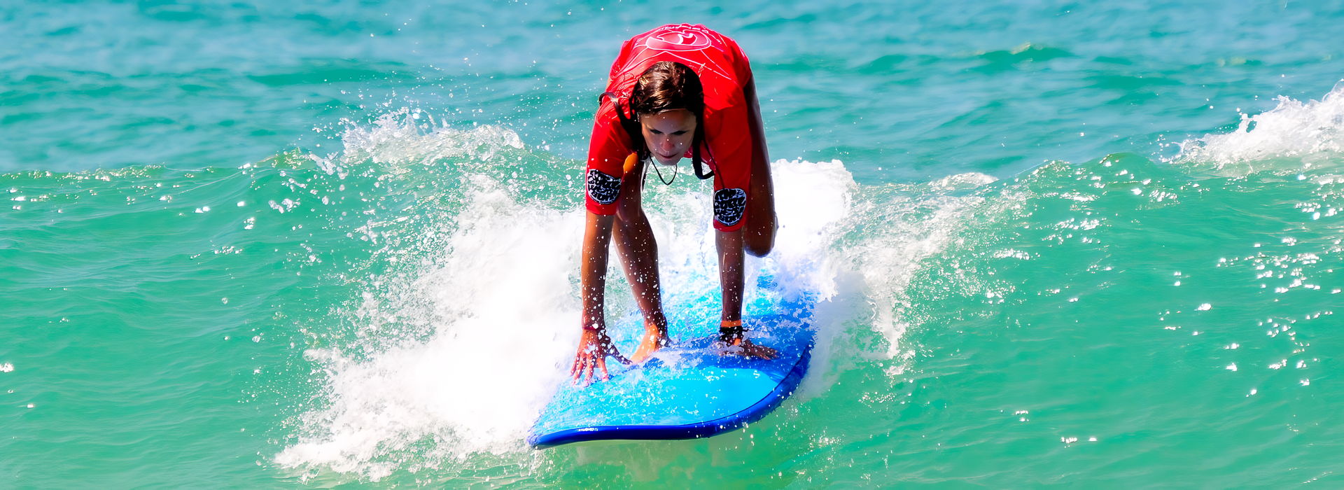 Aprender surf en dia soleado en Surf Camp Francia