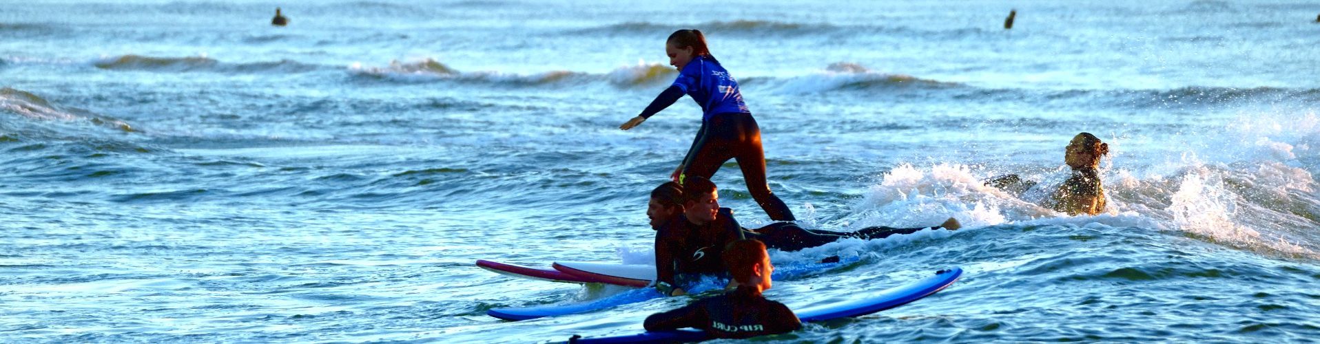 Escuela de surf junior en Las Landas