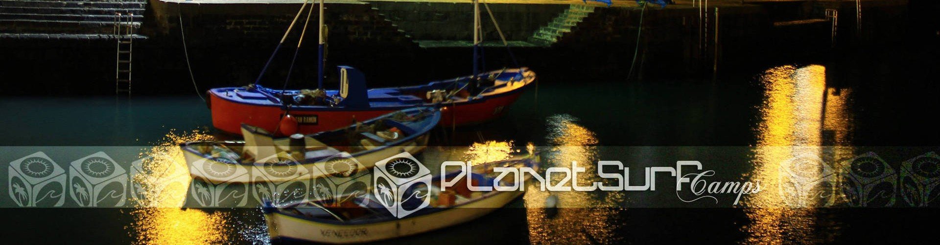botes por la noche en pequeño puerto Canarias